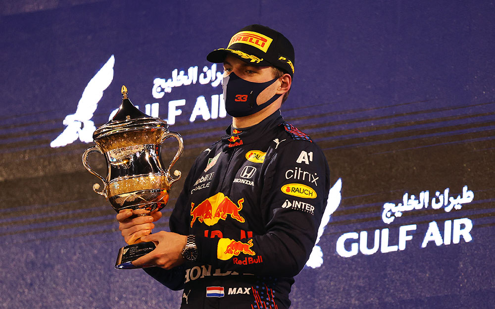 2021年F1巴林大奖赛正赛,完赛后站上第二名领奖台的红牛车手马克斯·维斯塔潘
