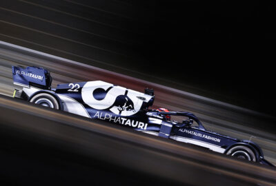 2021年F1巴林大奖赛正赛，驾驶红牛二队赛车比赛的角田裕毅
