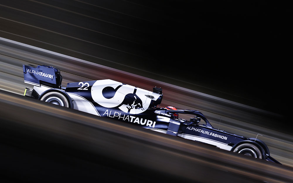 2021年F1巴林大奖赛正赛，驾驶红牛二队赛车比赛的角田裕毅