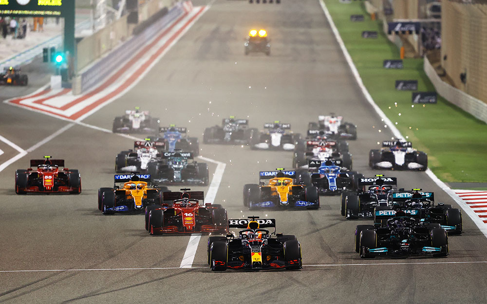 2021年F1巴林大奖赛正赛发车后1号弯,压制刘易斯·汉密尔顿的马克斯·维斯塔潘