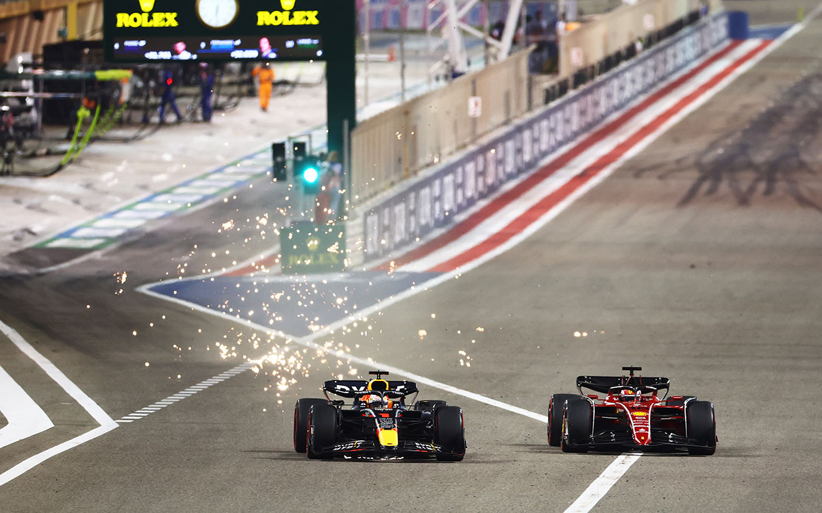2022年F1巴林大奖赛正赛,维斯塔潘(红牛)与勒克莱尔(法拉利)缠斗