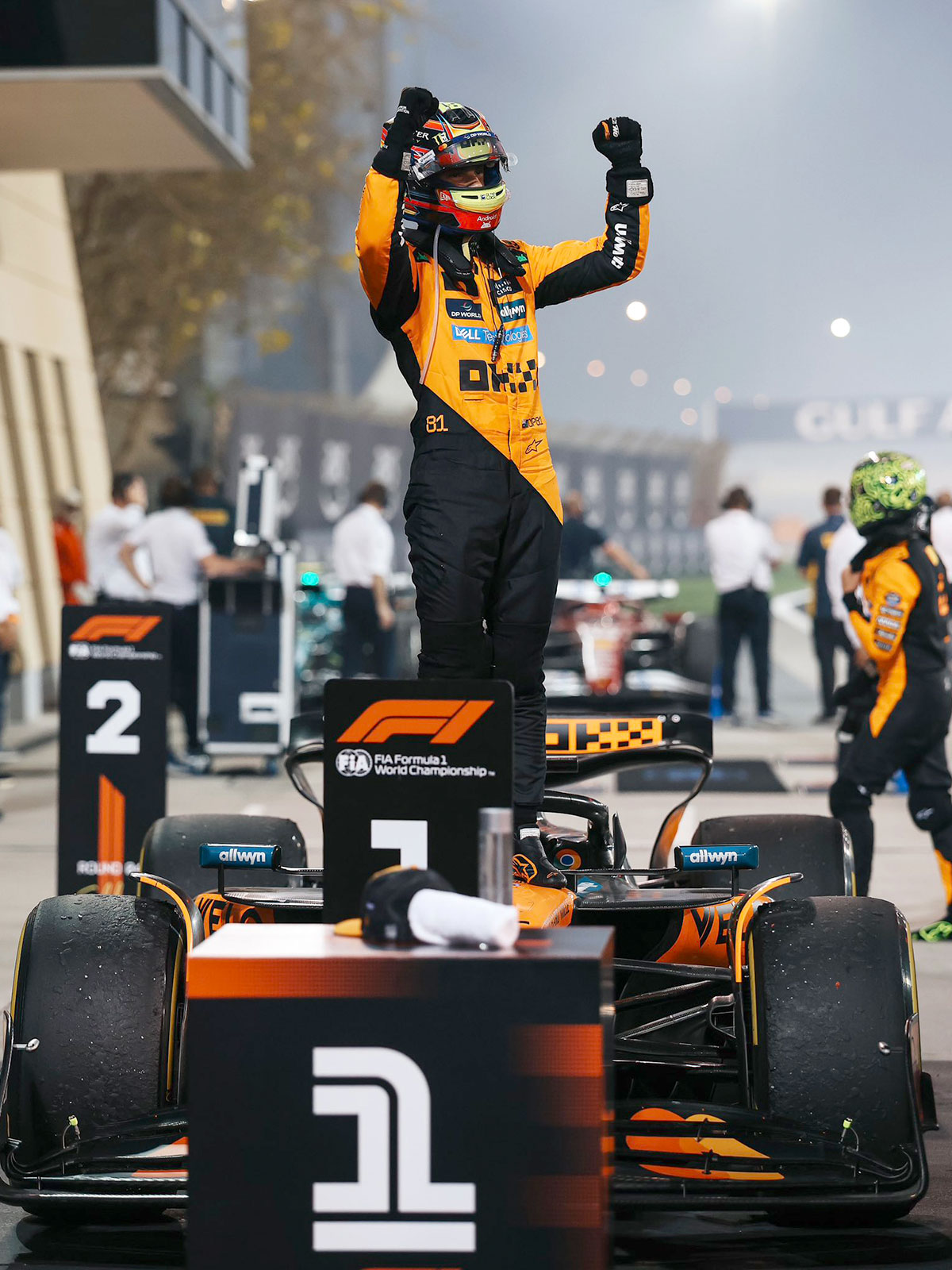 2025年F1巴林大奖赛正赛,皮亚斯特里杆位制胜后在验车区振臂庆祝