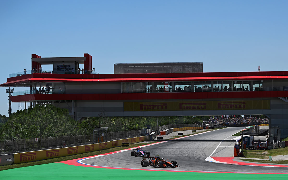2026年F1西班牙大奖赛一练，福尔纳罗利驾驶迈凯伦与科拉平托的阿尔派在加泰罗尼亚赛道行驶