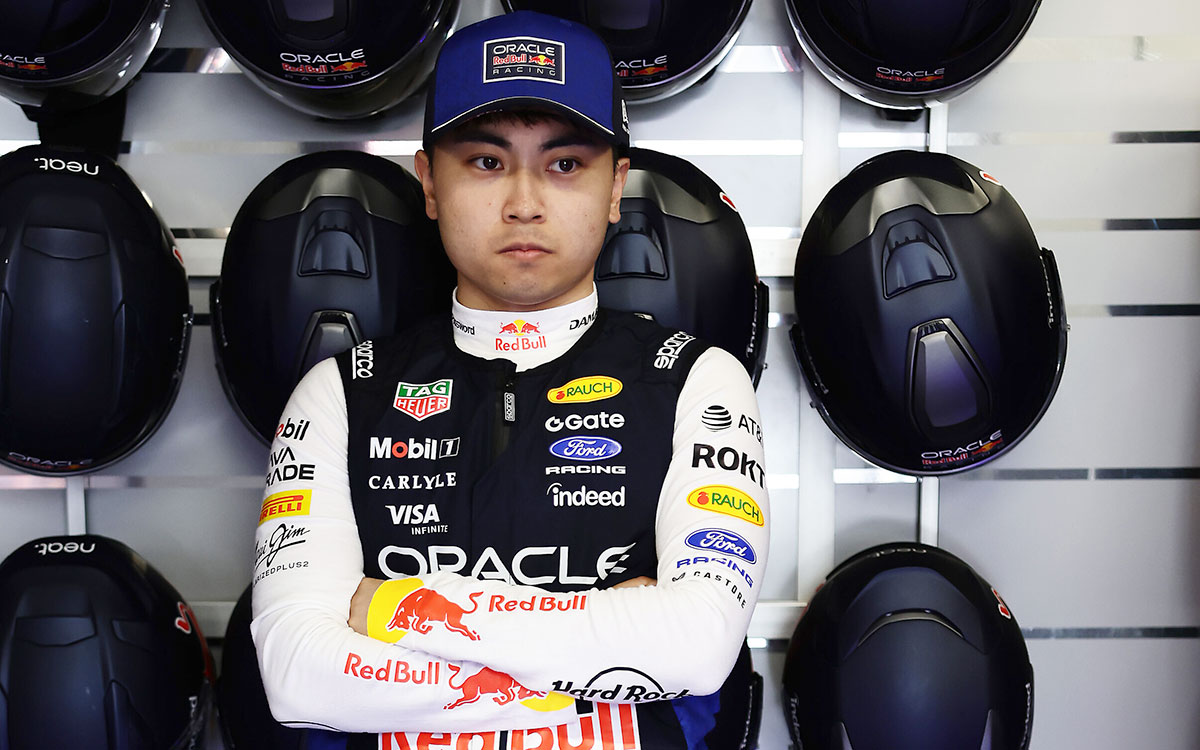 2026年F1西班牙大奖赛一练，岩佐步梦在红牛车库中抱臂而立