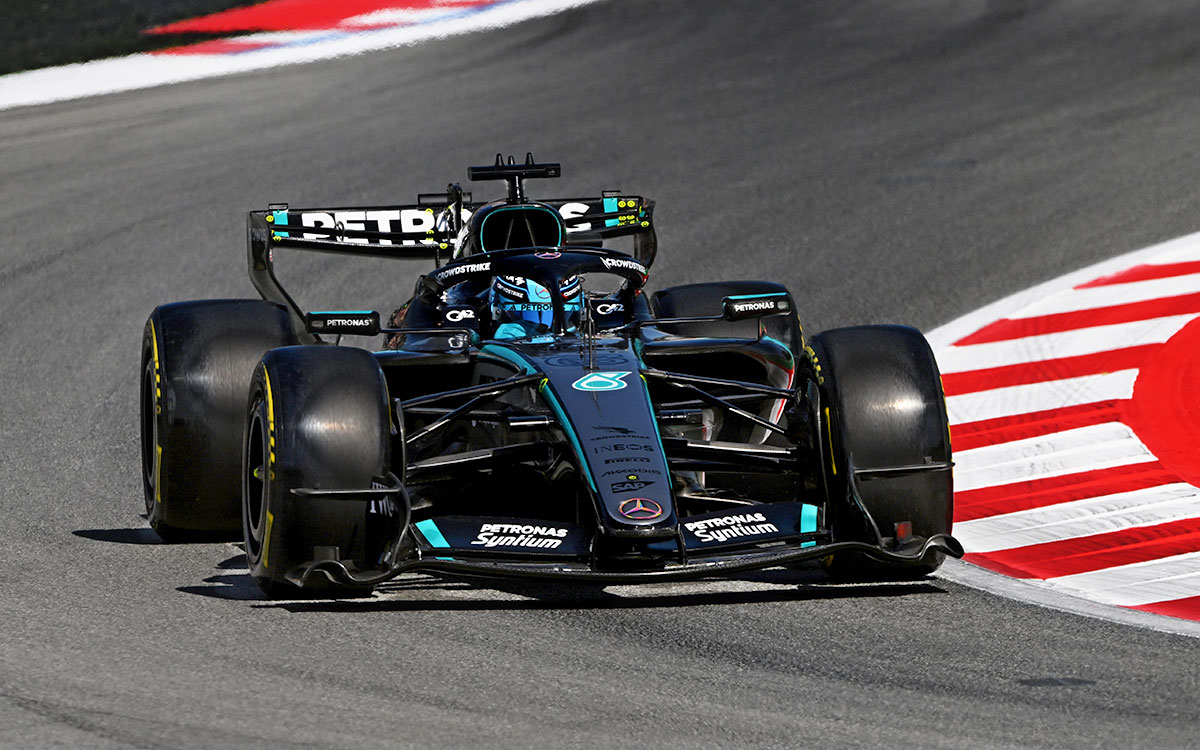 2026年F1西班牙大奖赛三练，拉塞尔驾驶梅赛德斯攻过弯角