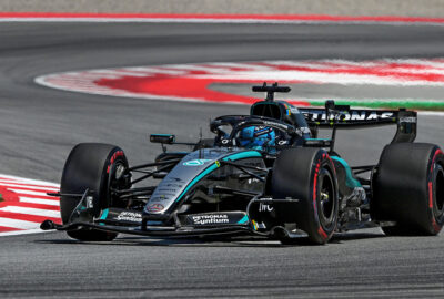 2026年F1西班牙大奖赛三练，拉塞尔驾驶梅赛德斯在加泰罗尼亚赛道行驶