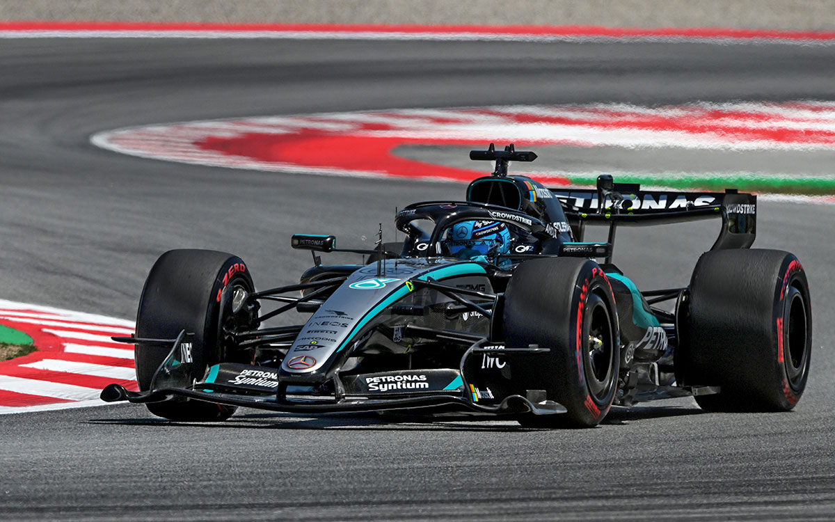 2026年F1西班牙大奖赛三练，拉塞尔驾驶梅赛德斯在加泰罗尼亚赛道行驶