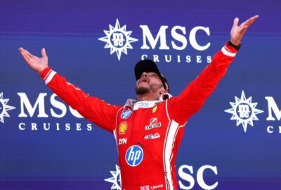 2026年F1西班牙大奖赛正赛，夺冠的汉密尔顿在颁奖台上张开双臂庆祝