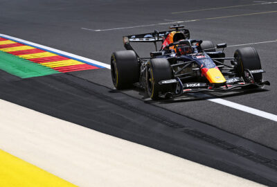 2026年F1比利时大奖赛一练，维斯塔潘驾驶红牛在斯帕赛道行驶