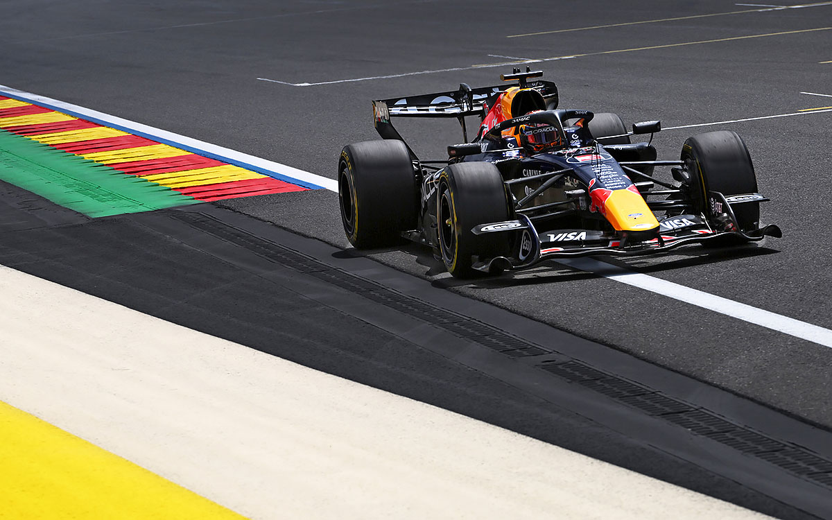 2026年F1比利时大奖赛一练，维斯塔潘驾驶红牛在斯帕赛道行驶
