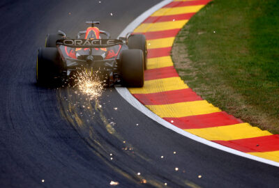 2022年F1比利时大奖赛，维斯塔潘驾驶红牛底板擦地溅出火花，驶过斯帕-弗朗科尔尚赛道