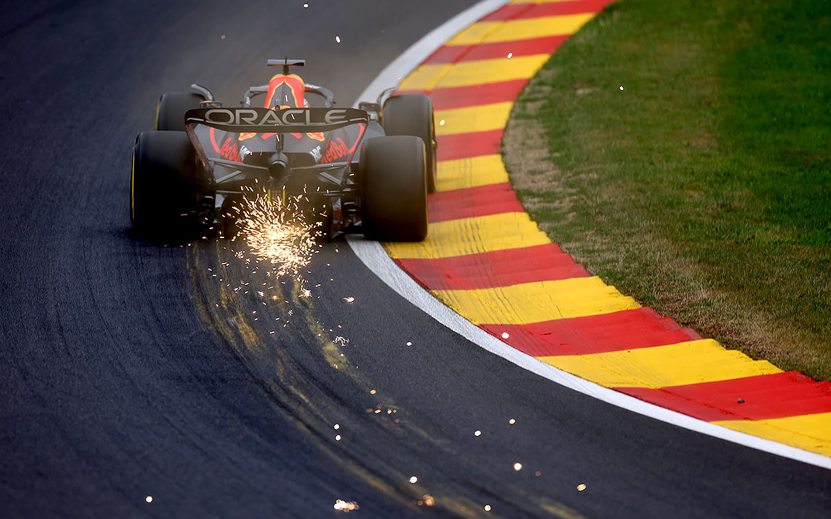 2022年F1比利时大奖赛，维斯塔潘驾驶红牛底板擦地溅出火花，驶过斯帕-弗朗科尔尚赛道