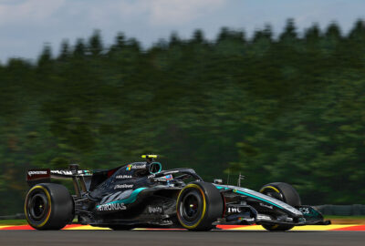 2026年F1比利时大奖赛一练，安东内利驾驶梅赛德斯在斯帕赛道行驶