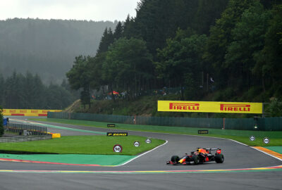 2021年F1比利时大奖赛三练，行驶在雨中斯帕-弗朗科尔尚的维斯塔潘