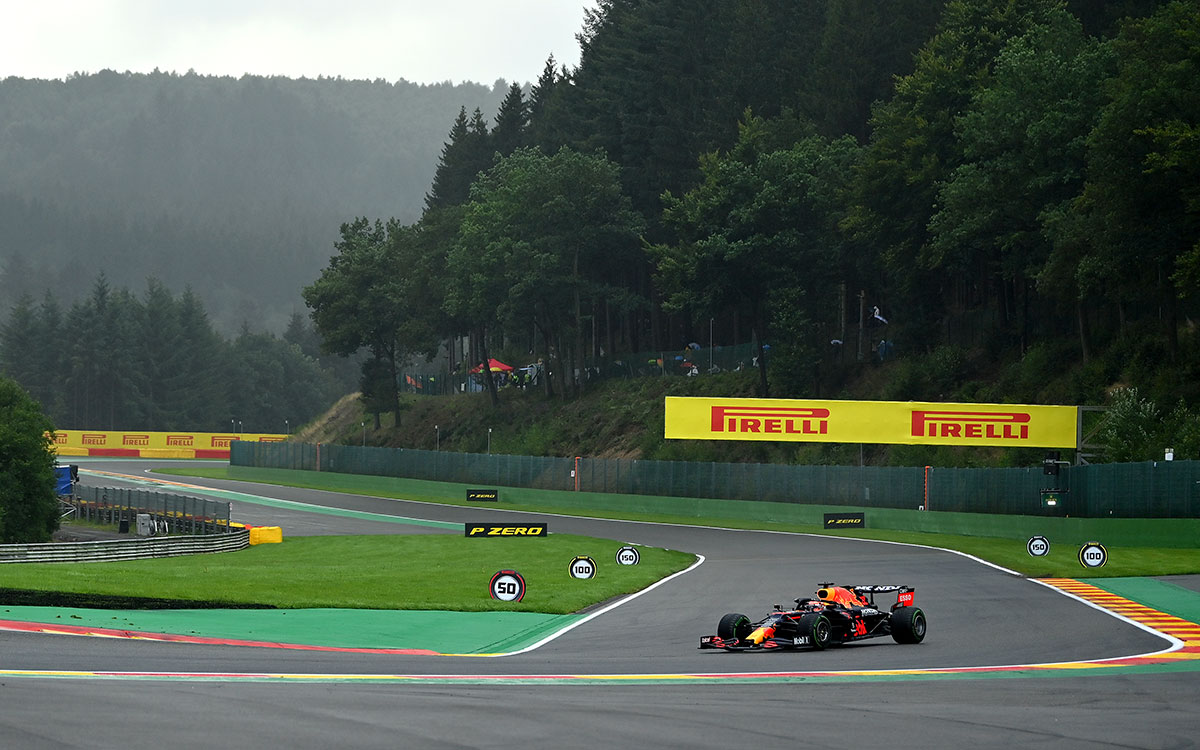 2021年F1比利时大奖赛三练，行驶在雨中斯帕-弗朗科尔尚的维斯塔潘