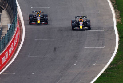 2022年F1比利时大奖赛三练，佩雷兹与维斯塔潘的红牛双车在斯帕-弗朗科尔尚赛道行驶