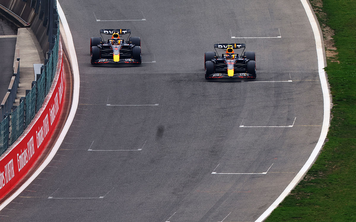 2022年F1比利时大奖赛三练，佩雷兹与维斯塔潘的红牛双车在斯帕-弗朗科尔尚赛道行驶
