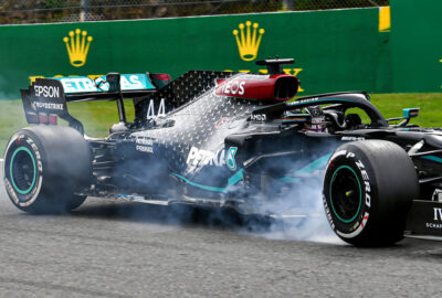 2020年F1比利时大奖赛排位赛，激烈刹车扬起轮胎烟雾的梅赛德斯车手刘易斯·汉密尔顿