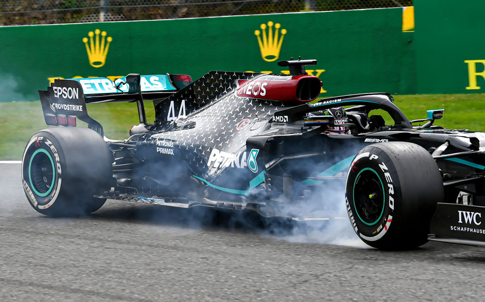 2020年F1比利时大奖赛排位赛，激烈刹车扬起轮胎烟雾的梅赛德斯车手刘易斯·汉密尔顿