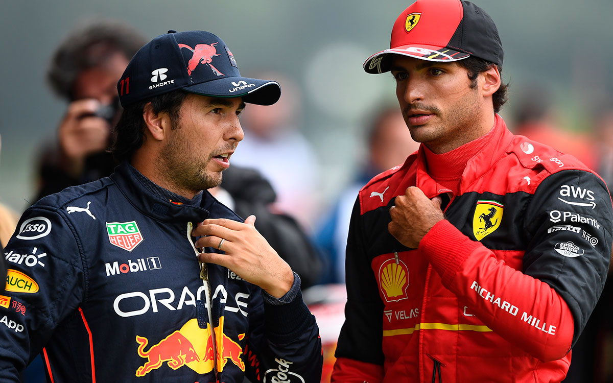 2022年F1比利时大奖赛,排位赛后站在发车格上交谈的佩雷兹(红牛)与塞恩斯(法拉利)
