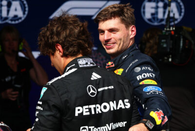 2026年F1比利时大奖赛排位赛，夺得杆位的安东内利与第二名的维斯塔潘谈笑