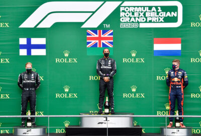 2020年F1比利时大奖赛正赛，登上领奖台的刘易斯·汉密尔顿、瓦尔特利·博塔斯与马克斯·维斯塔潘