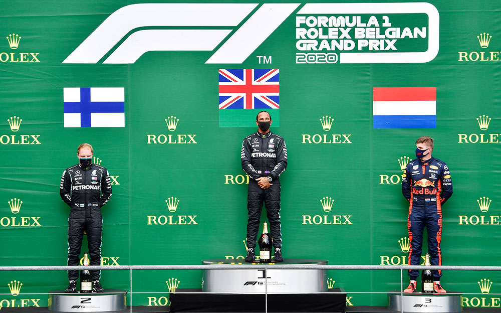 2020年F1比利时大奖赛正赛，登上领奖台的刘易斯·汉密尔顿、瓦尔特利·博塔斯与马克斯·维斯塔潘