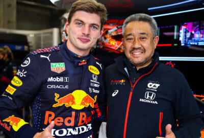 2021年F1比利时大奖赛正赛，本田F1董事总经理山本雅史与维斯塔潘