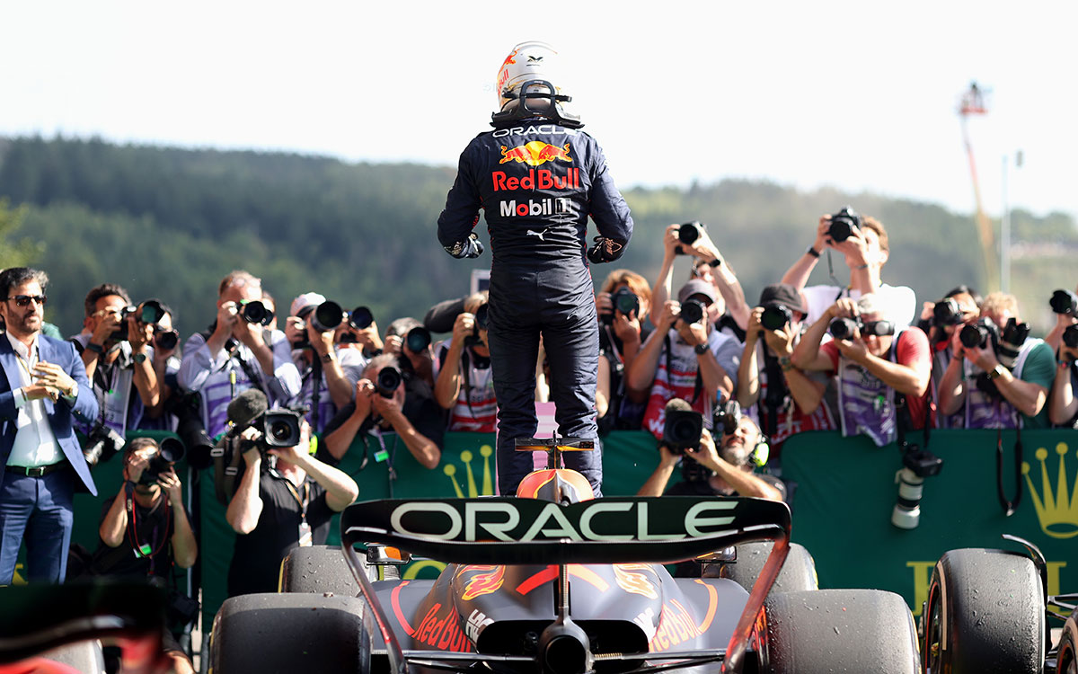 2022年F1比利时大奖赛正赛,冲线后站在帕克费尔梅区红牛RB18上的维斯塔潘