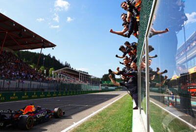 2022年F1比利时大奖赛正赛，庆祝维斯塔潘率先冲线的红牛车队成员