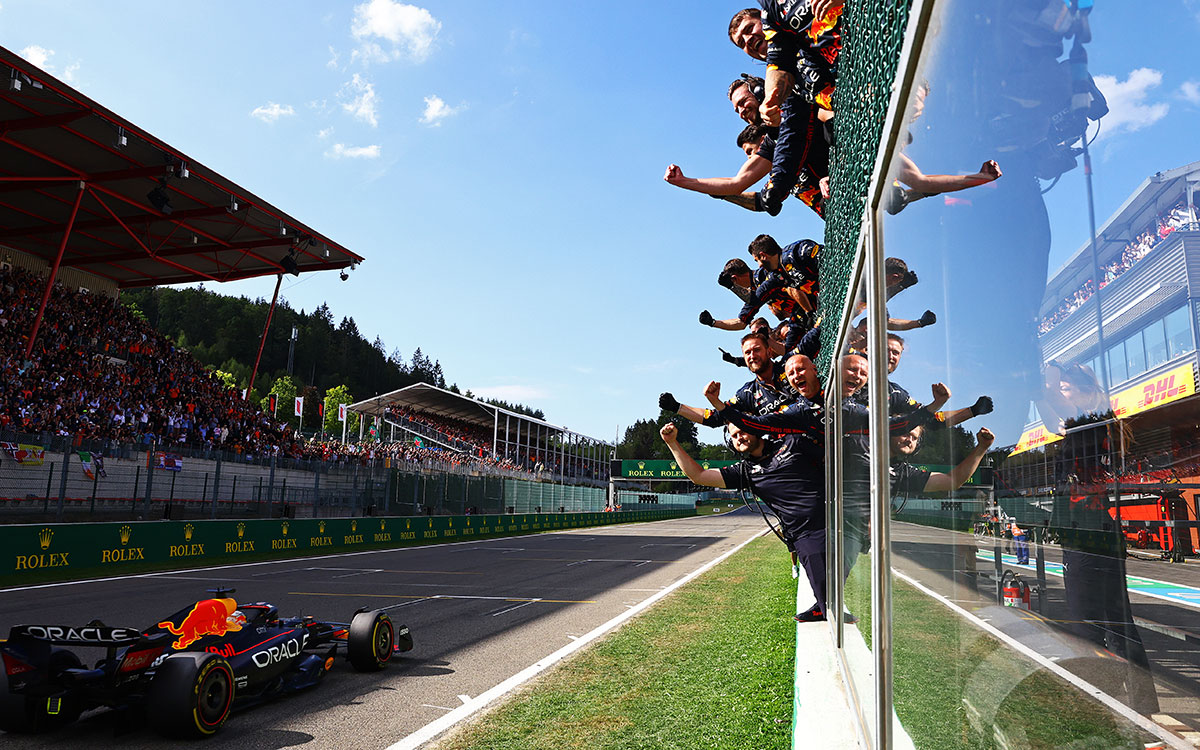 2022年F1比利时大奖赛正赛，庆祝维斯塔潘率先冲线的红牛车队成员