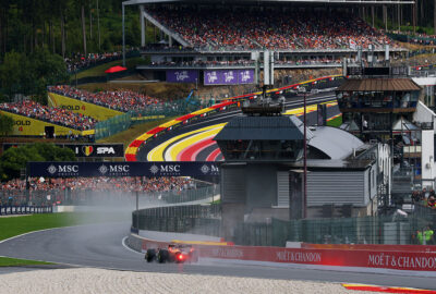 2025年F1比利时大奖赛正赛，皮亚斯特里驾驶迈凯伦驶向Eau Rouge弯
