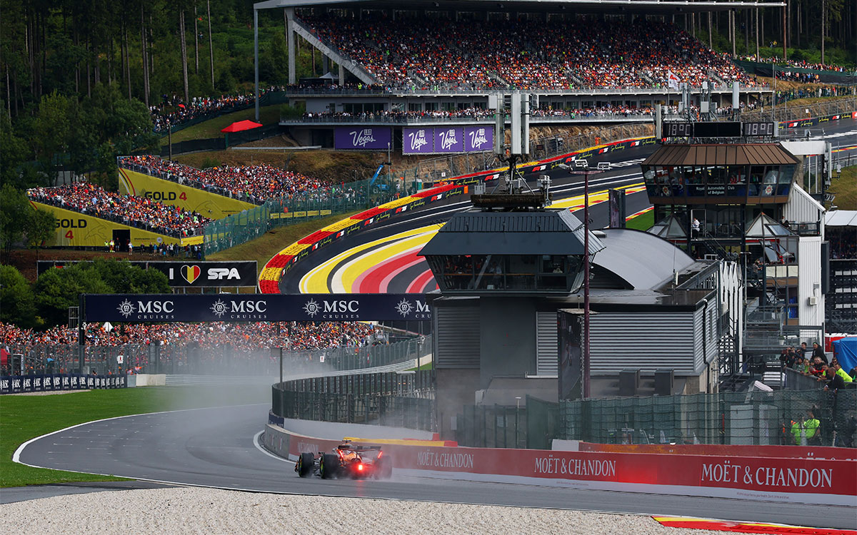 2025年F1比利时大奖赛正赛，皮亚斯特里驾驶迈凯伦驶向Eau Rouge弯