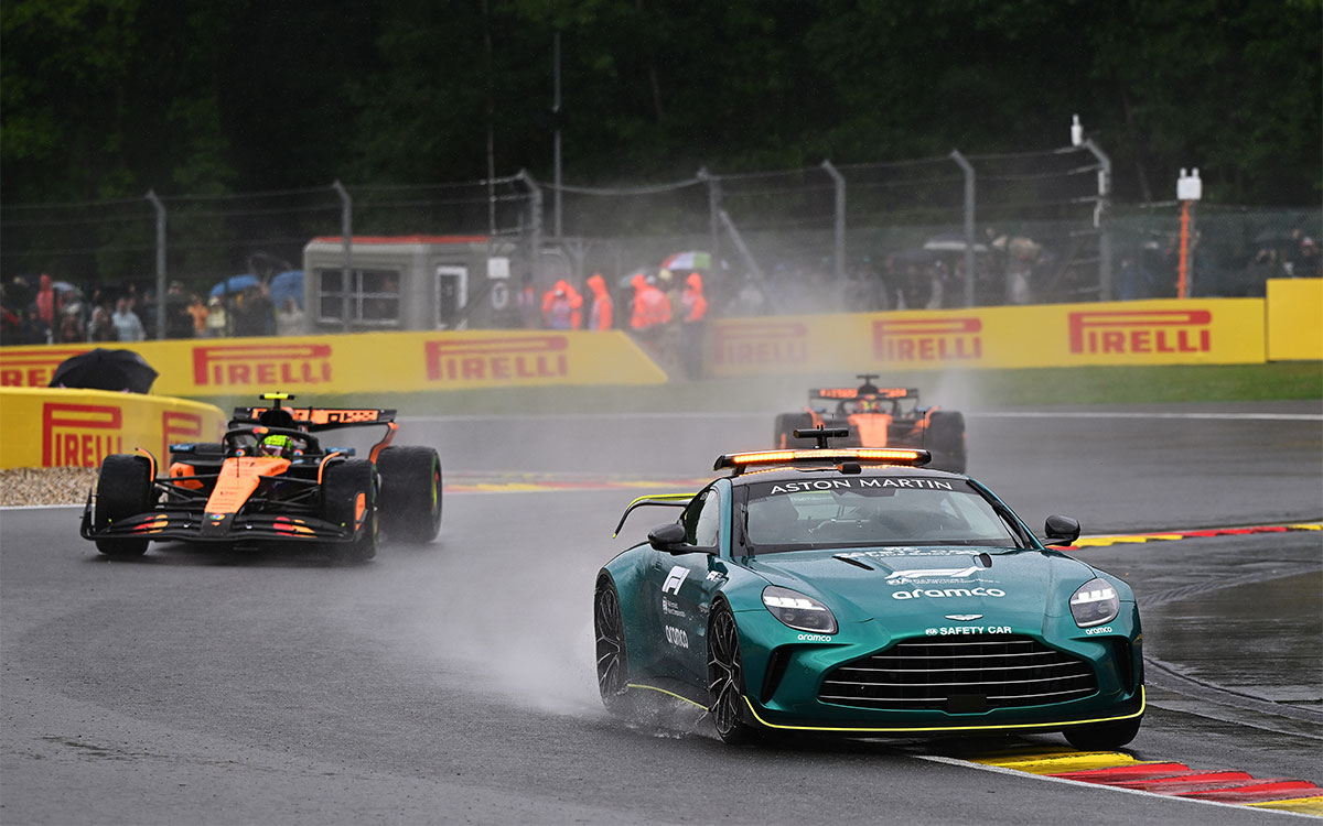 2025年F1比利时大奖赛正赛,诺里斯与皮亚斯特里行驶在安全车后方
