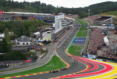 2026年F1比利时大奖赛正赛，车阵从Eau Rouge驶向Raidillon弯