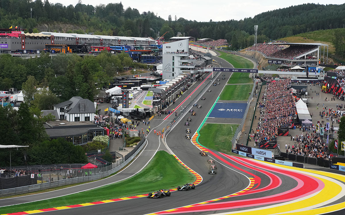 2026年F1比利时大奖赛正赛，车阵从Eau Rouge驶向Raidillon弯