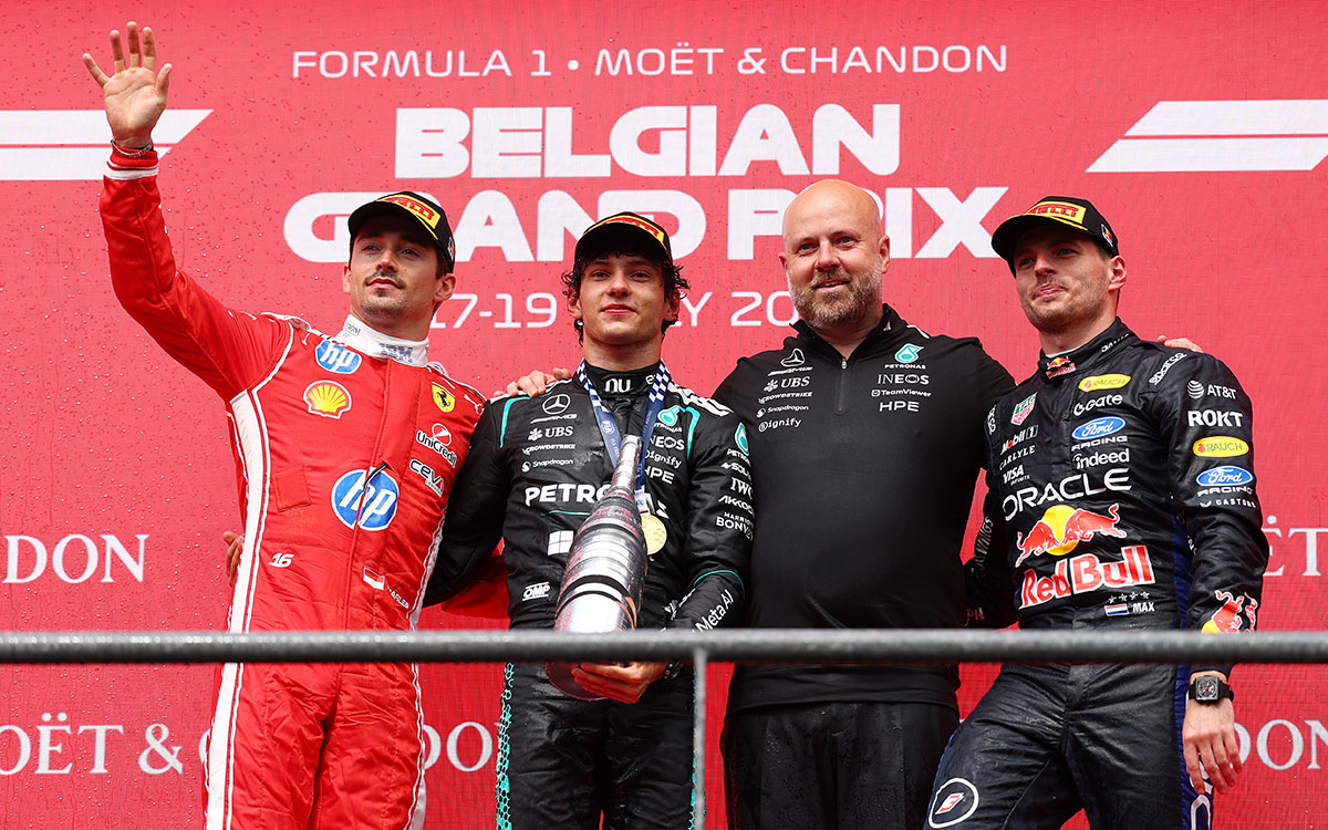 2026年F1比利时大奖赛正赛,冠军安东内利、亚军勒克莱尔、季军维斯塔潘与梅赛德斯运营总监汤姆·巴奇登上颁奖台