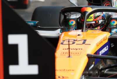 2025年F1比利时大奖赛冲刺排位，皮亚斯特里将迈凯伦停在P1牌前