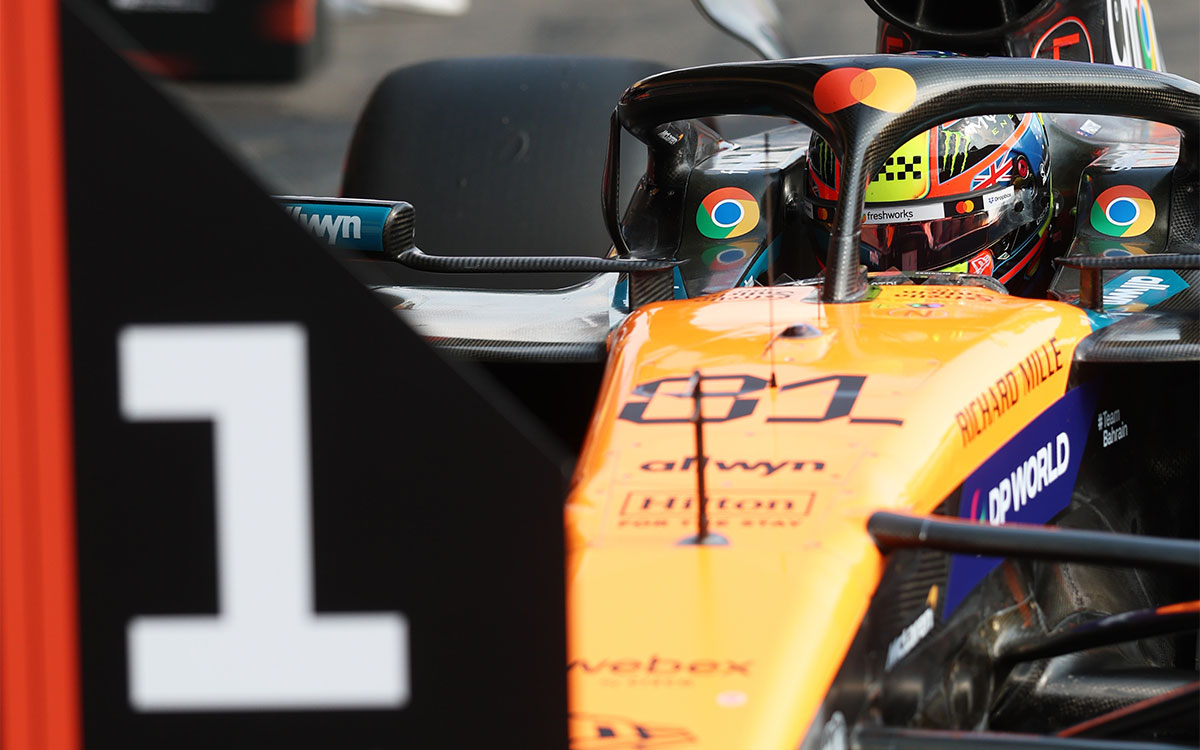 2025年F1比利时大奖赛冲刺排位，皮亚斯特里将迈凯伦停在P1牌前