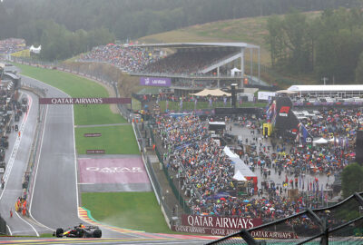 2024年F1比利时大奖赛排位赛，维斯塔潘驾驶红牛赛车在雨中的斯帕赛道飞驰