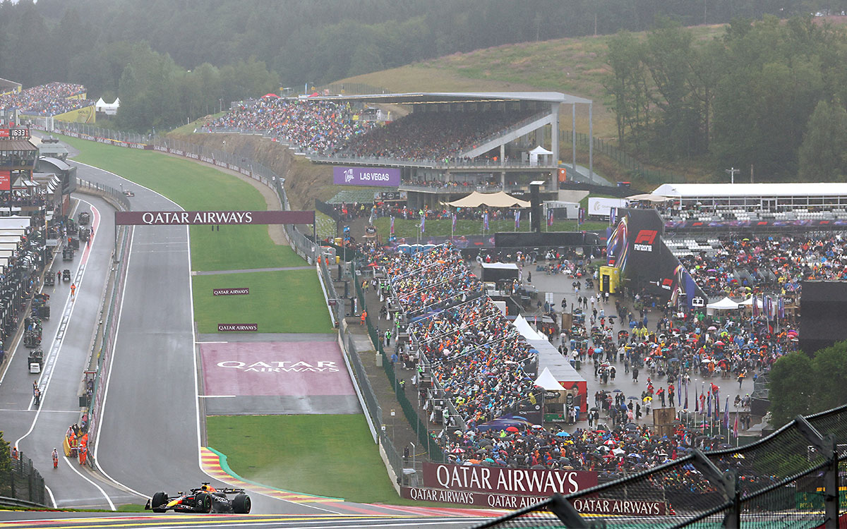 2024年F1比利时大奖赛排位赛，维斯塔潘驾驶红牛赛车在雨中的斯帕赛道飞驰