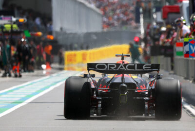 2025年F1加拿大大奖赛一练，维斯塔潘的红牛RB21在吉尔斯·维伦纽夫赛道维修区通道行驶