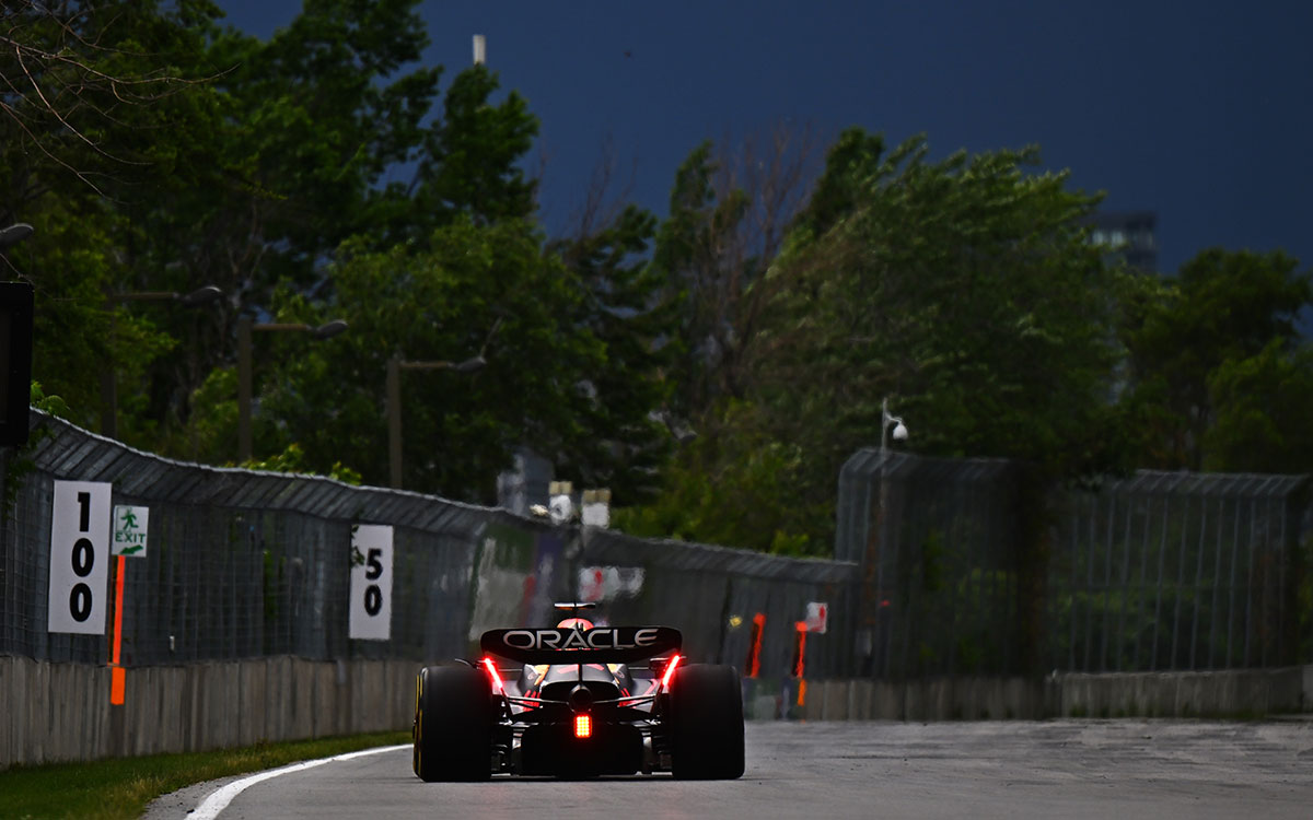 2022年F1加拿大大奖赛二练,维斯塔潘驾驶红牛驶过被雨云笼罩的维伦纽夫赛道