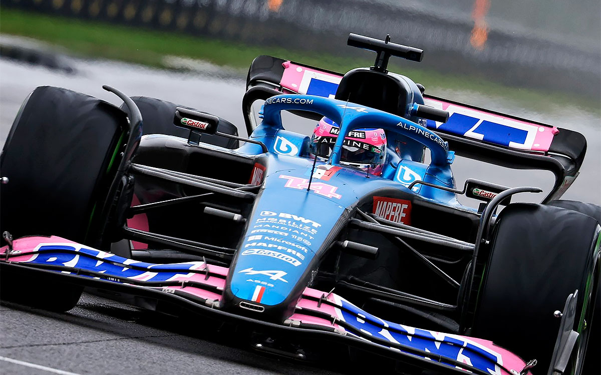 2022年F1加拿大大奖赛排位赛,阿隆索驾驶阿尔派使用半雨胎驶过大直道