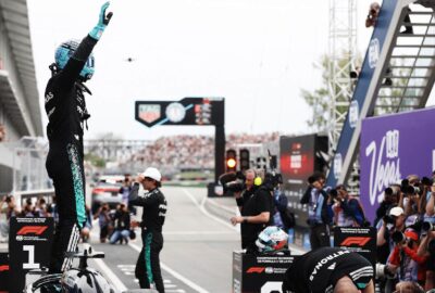 2026年F1加拿大大奖赛排位赛，夺得杆位的拉塞尔在检录区举手庆祝