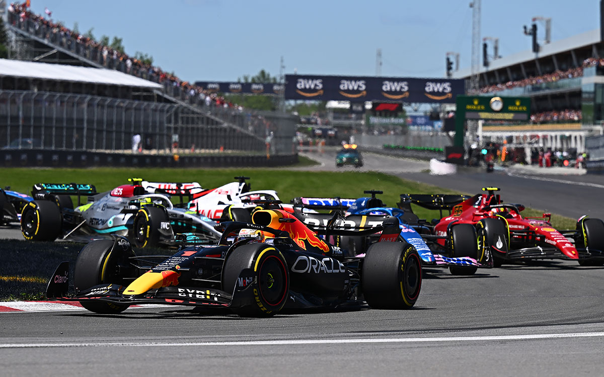 2022年F1加拿大大奖赛正赛，第1圈守住领跑位置的维斯塔潘（红牛）