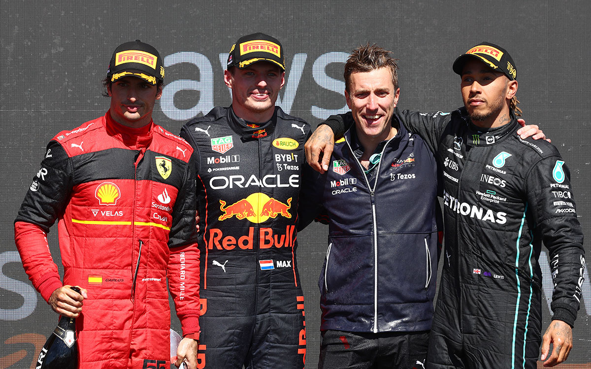 2022年F1加拿大大奖赛正赛，颁奖台上的亚军塞恩斯（法拉利）、冠军维斯塔潘（红牛）与季军汉密尔顿（梅赛德斯）