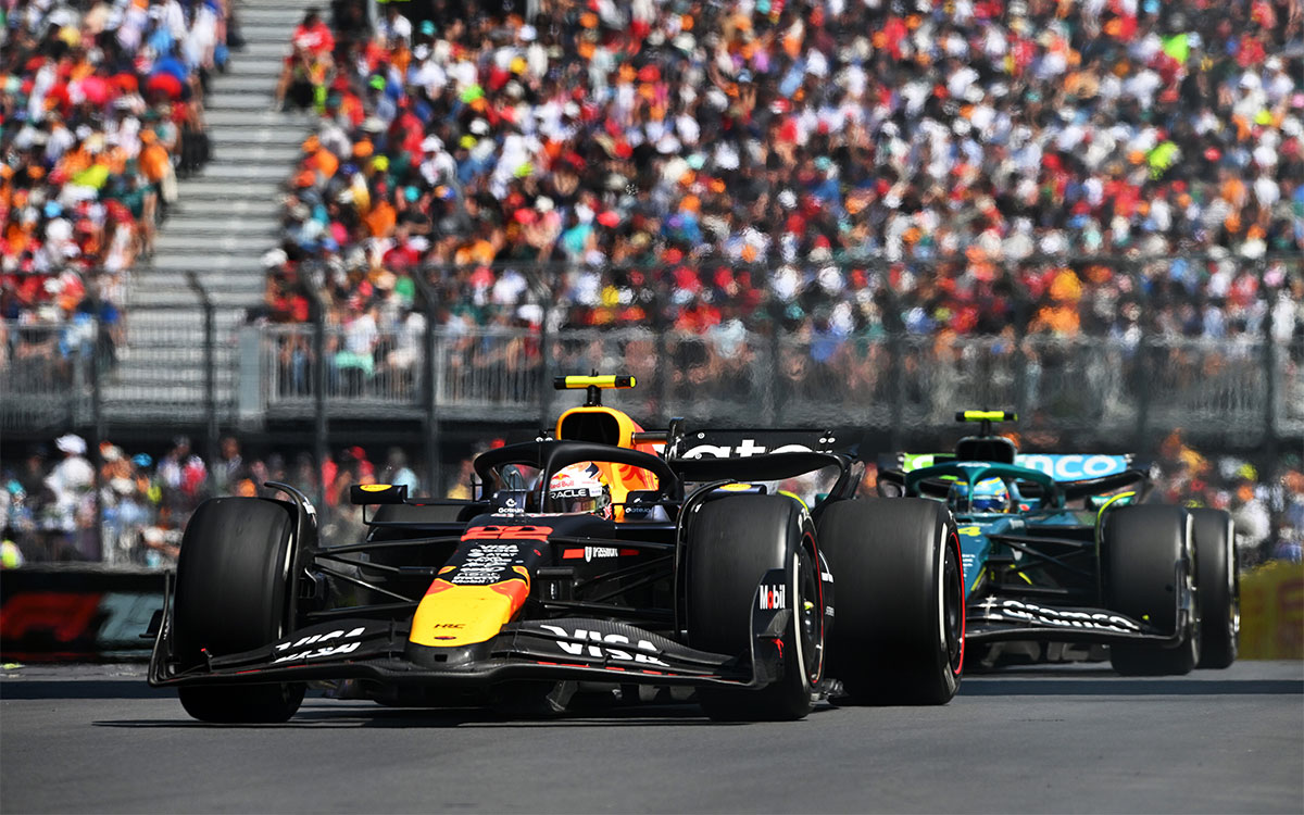 2025年F1加拿大大奖赛正赛，角田裕毅领跑阿隆索的阿斯顿马丁赛车