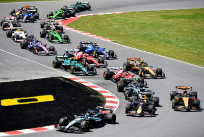 2025年F1加拿大大奖赛正赛发车，拉塞尔的梅赛德斯领跑维斯塔潘与皮亚斯特里