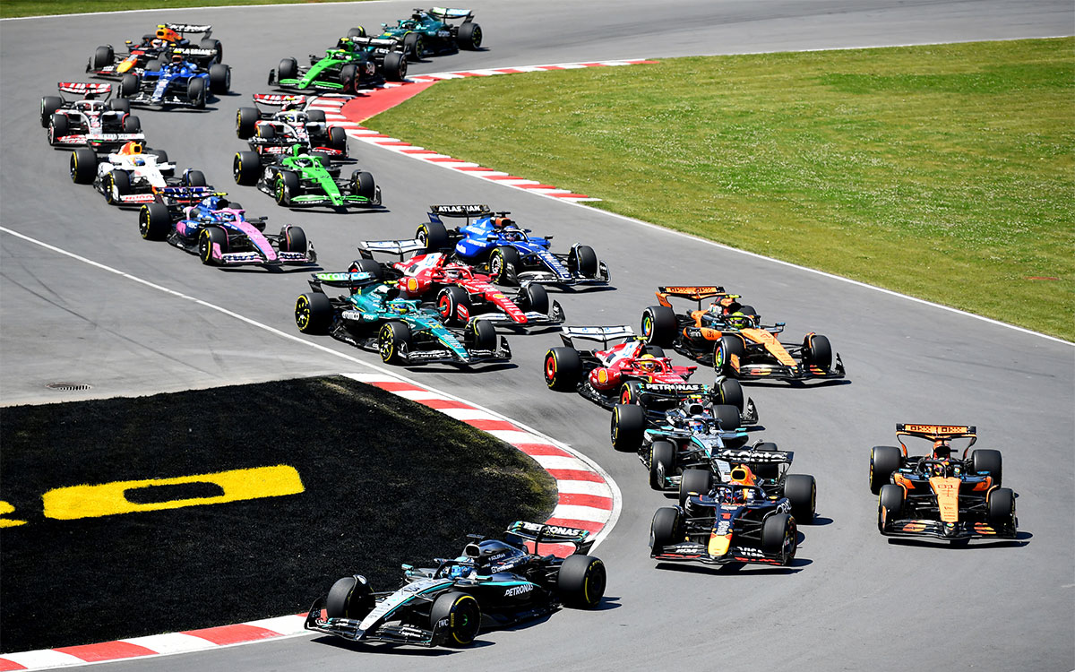 2025年F1加拿大大奖赛正赛发车，拉塞尔的梅赛德斯领跑维斯塔潘与皮亚斯特里